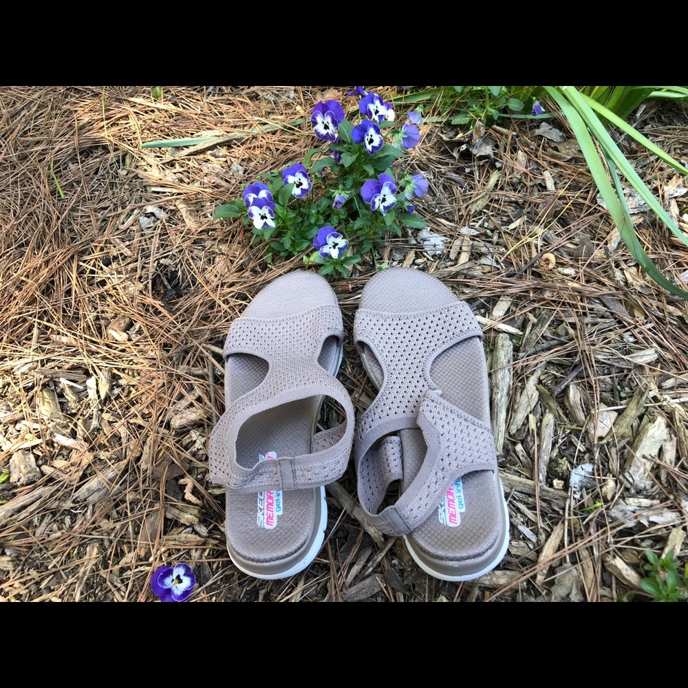 Like new Sketchers taupe memory foam gel-infused taupe slide sandals 10M